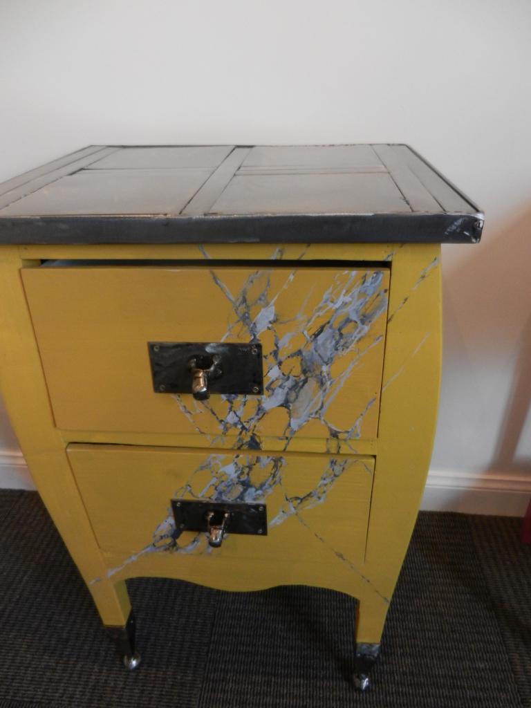 commode jaune