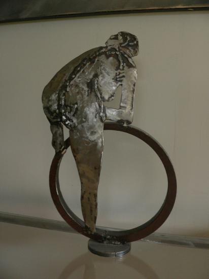 femme au cerceau sculpture acier
