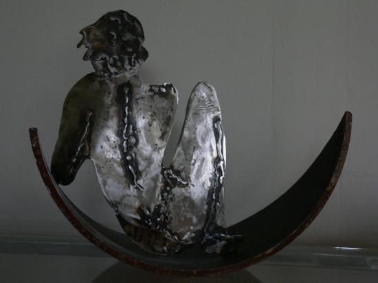 femme lune sculpture acier